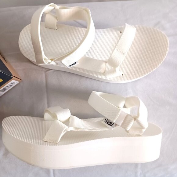 New Teva Flatform Universal White Sandals Women’s Size 10 Platform NIB Summer - Picture 2 of 7